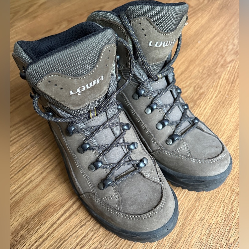 Lowa Women’s Renegade GTX Mid Backpacking Boots